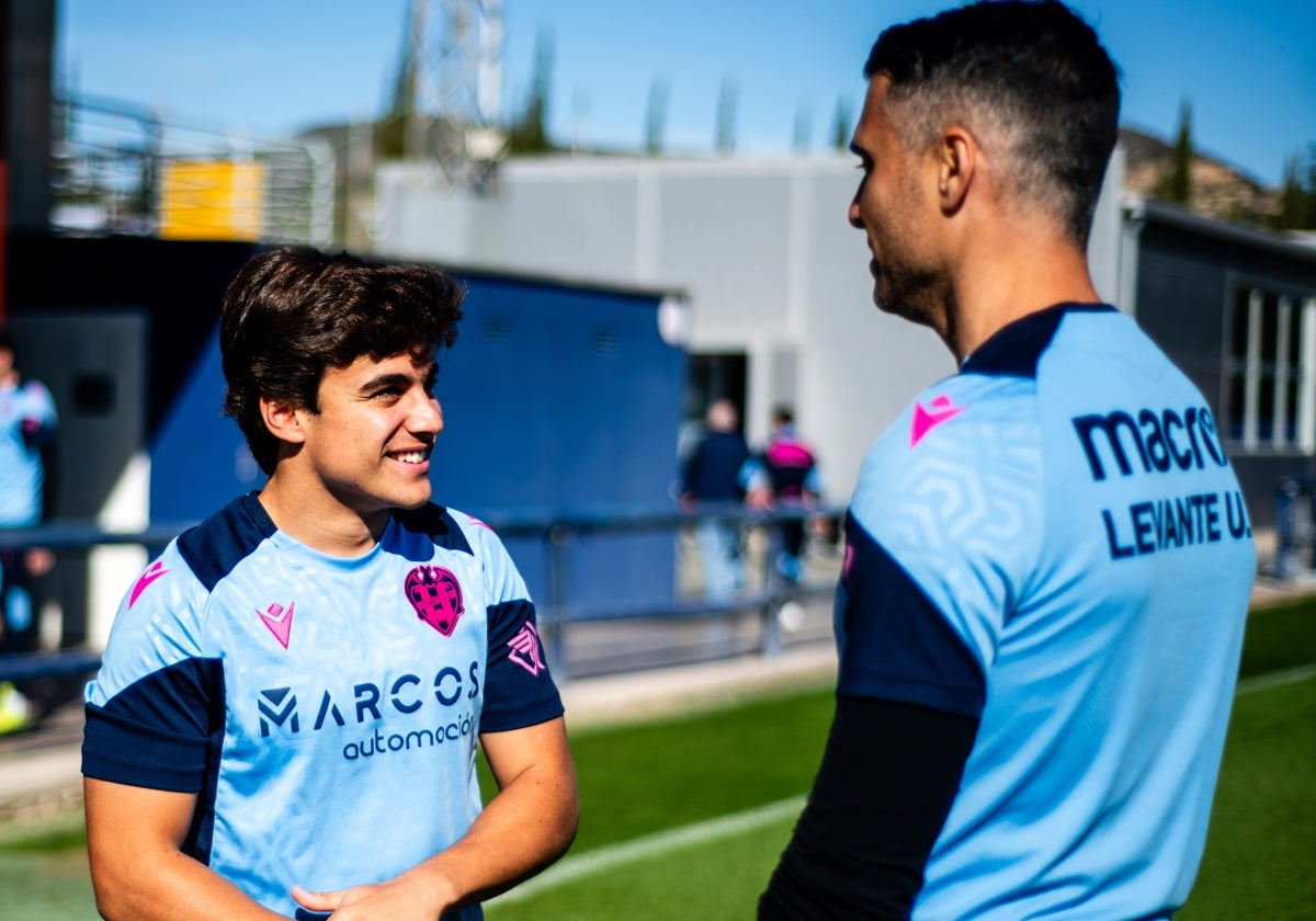 Carlos Álvarez (izquierda) junto a Andrés Fernández en el entrenamiento de hoy en Buñol