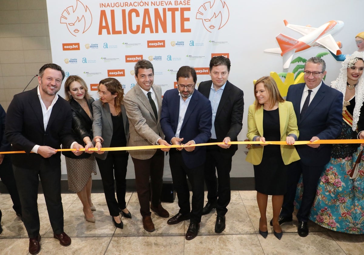 Mazón y el resto de autoridades, en la apertura de la nueva base de EsayJet en Alicante.