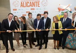 Mazón y el resto de autoridades, en la apertura de la nueva base de EsayJet en Alicante.
