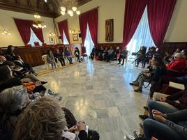 Reunión en el salón de plenos de Sueca.