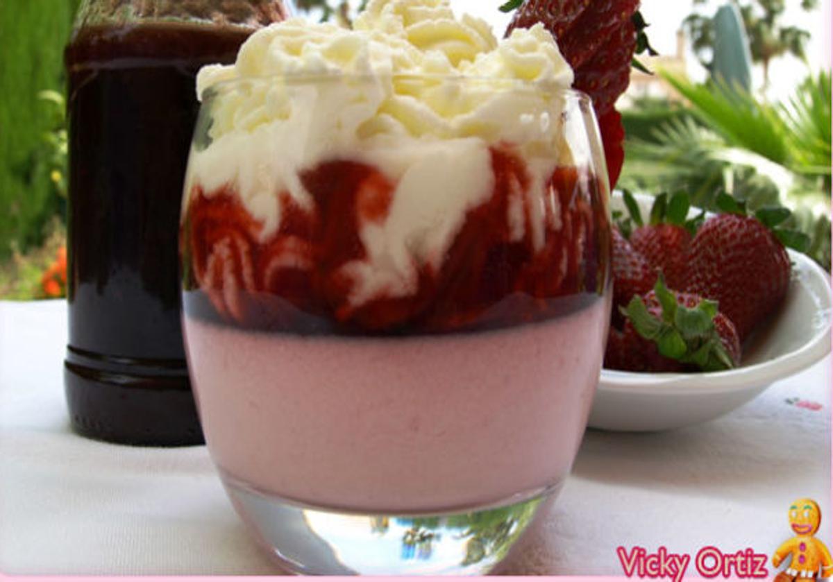 Prepara una deliciosa copa de mousse de fresas con nata