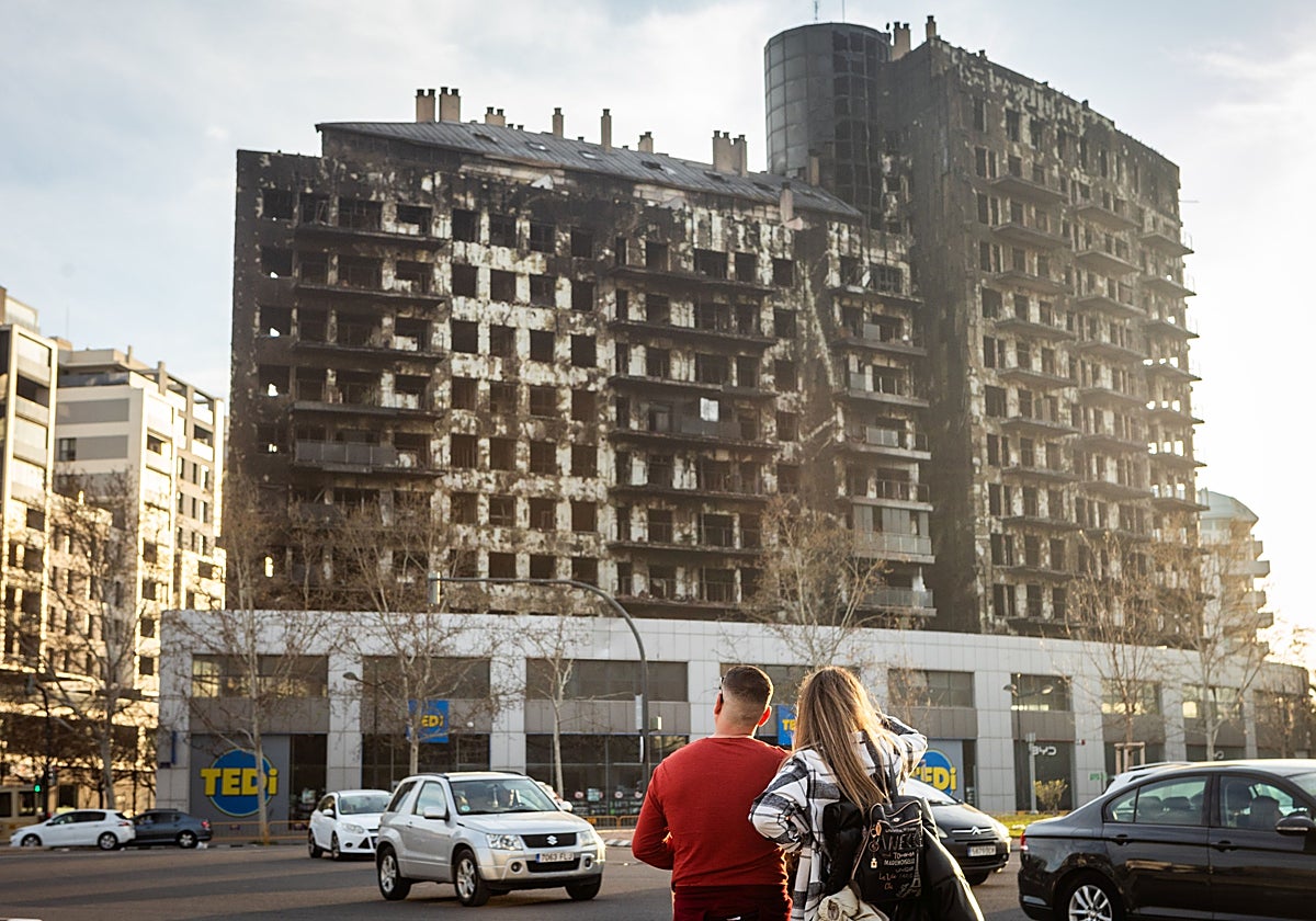 El aspecto del edificio calcinado en el barrio Campanar.