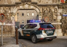 Un vehículo de la Guardia Civil entra en unas dependencias.