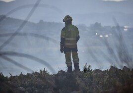 Un bombero en el incendio de Vilamarxant.