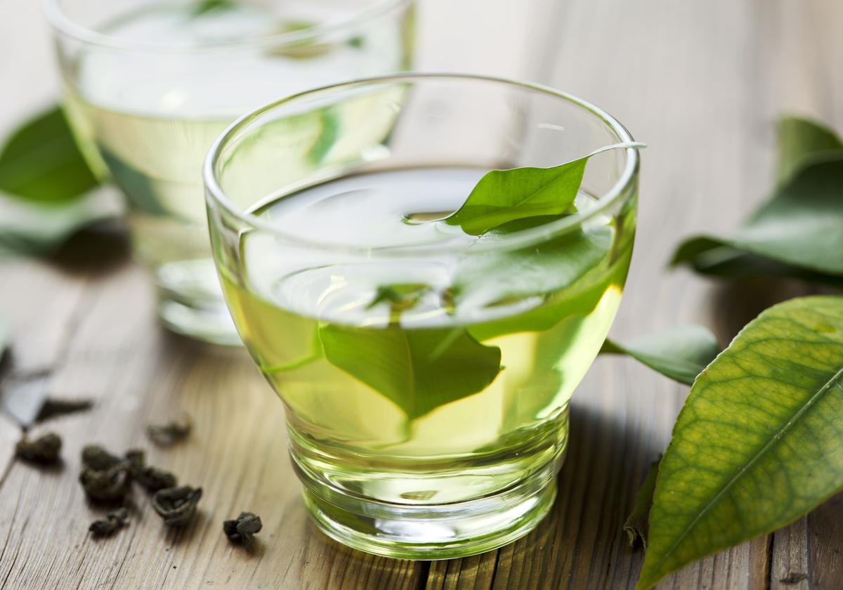 La infusión diurética y digestiva que reduce la hinchazón de barriga y los gases
