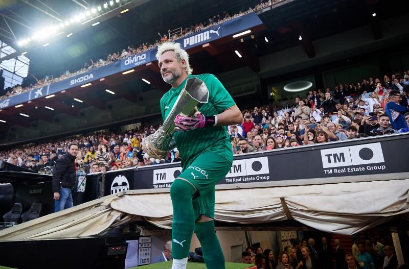 Los héroes del triplete del Valencia CF, reunidos en el césped de Mestalla