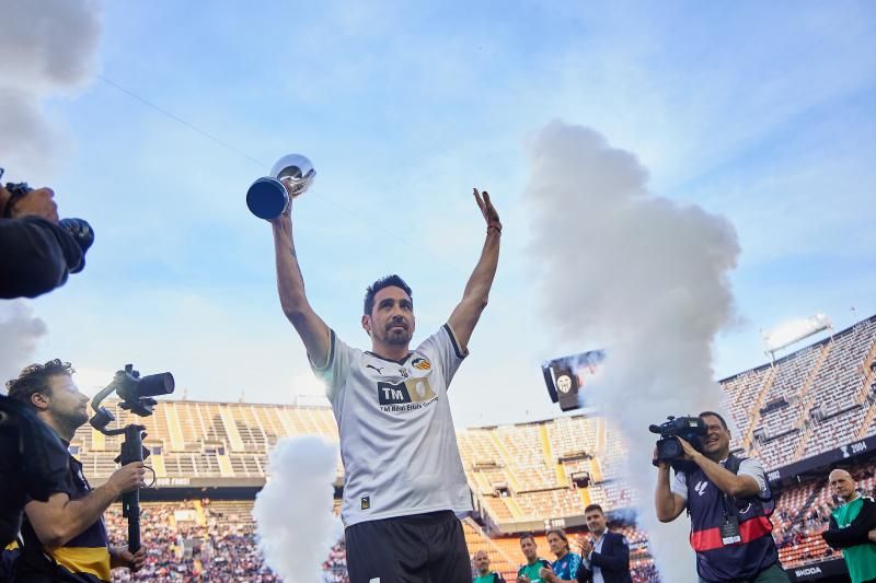 Los héroes del triplete del Valencia CF, reunidos en el césped de Mestalla