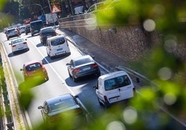 Tráfico de coches en un túnel de Valencia.