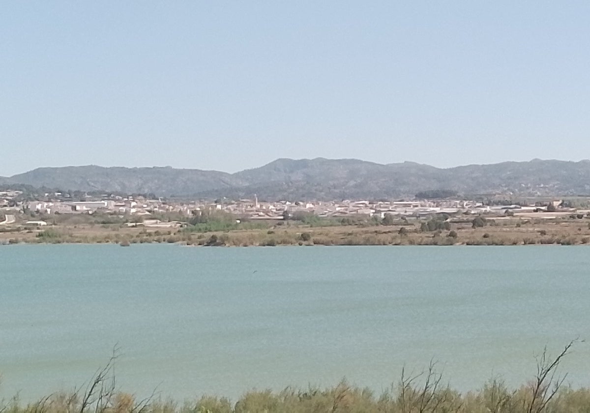 Foto de archivo del pantano de Bellús, donde se ha originado el incendio.