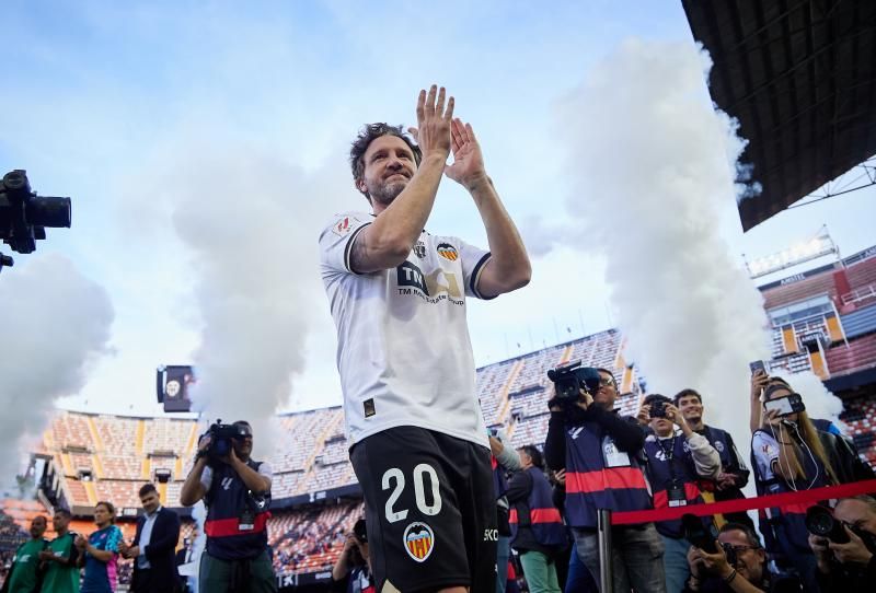 Los héroes del triplete del Valencia CF, reunidos en el césped de Mestalla