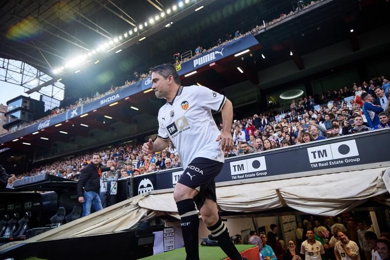 Los héroes del triplete del Valencia CF, reunidos en el césped de Mestalla