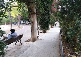 Un joven sentado en el banco donde dormía uno de los indigentes.
