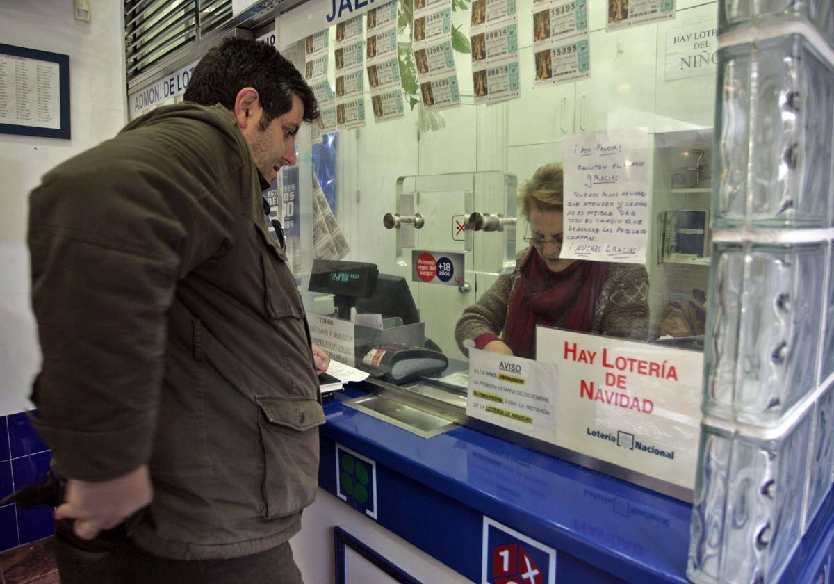 Un cliente en una administración de Loterías y Apuestas del Estado.