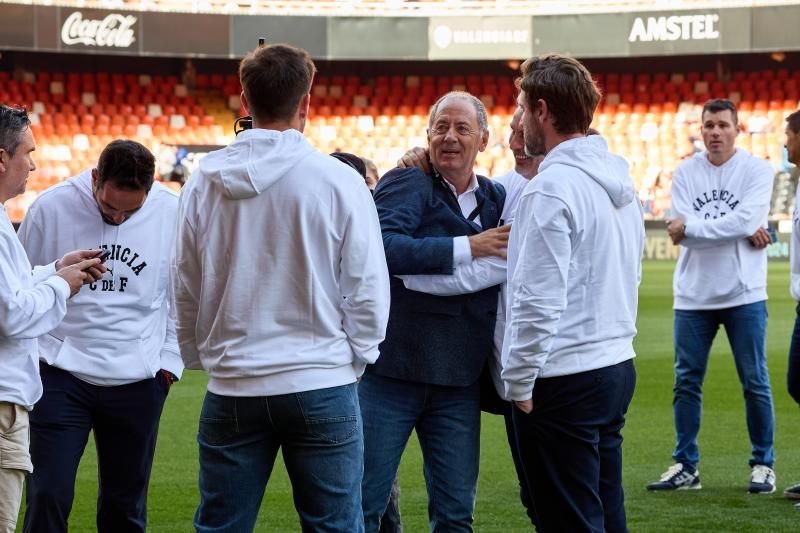 Los héroes del triplete del Valencia CF, reunidos en el césped de Mestalla