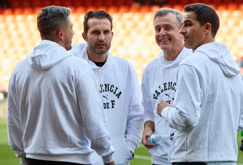 Los héroes del triplete del Valencia CF, reunidos en el césped de Mestalla