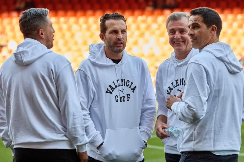 Los héroes del triplete del Valencia CF, reunidos en el césped de Mestalla