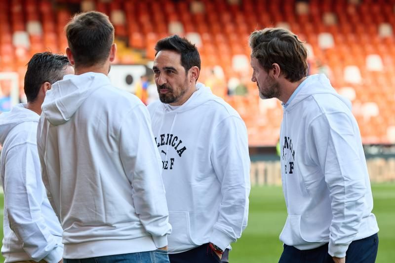 Los héroes del triplete del Valencia CF, reunidos en el césped de Mestalla