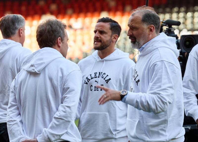 Los héroes del triplete del Valencia CF, reunidos en el césped de Mestalla