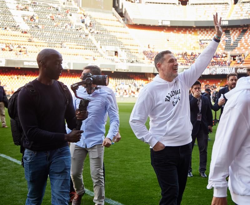 Los héroes del triplete del Valencia CF, reunidos en el césped de Mestalla