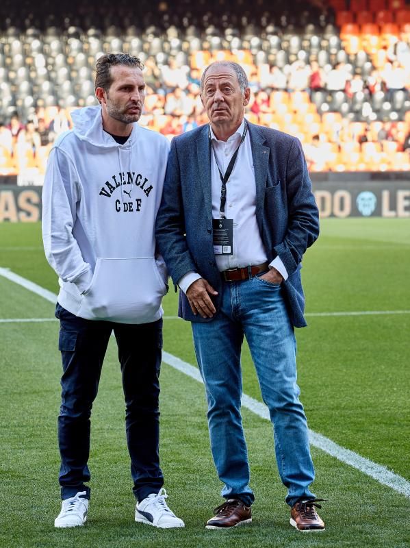 Los héroes del triplete del Valencia CF, reunidos en el césped de Mestalla