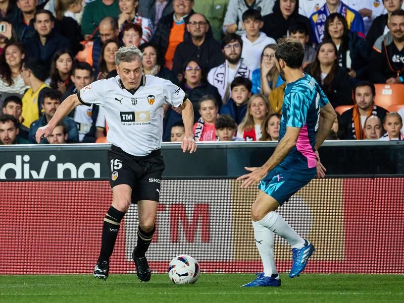 Los héroes del triplete del Valencia CF, reunidos en el césped de Mestalla