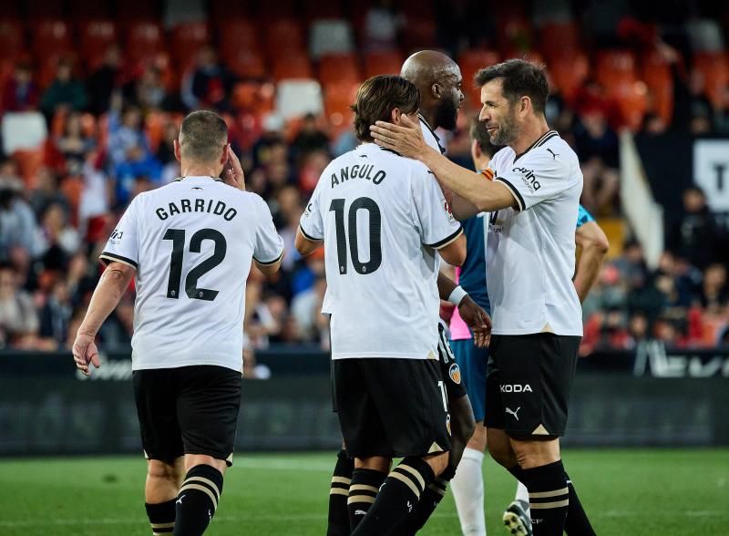 Los héroes del triplete del Valencia CF, reunidos en el césped de Mestalla