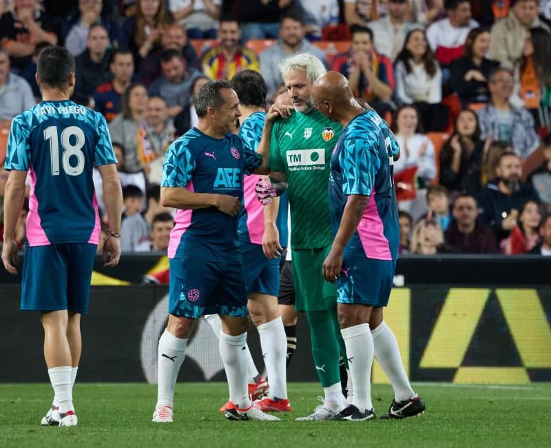 Los héroes del triplete del Valencia CF, reunidos en el césped de Mestalla