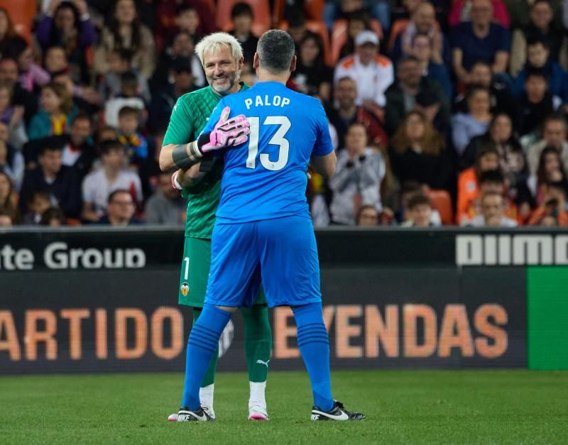 Los héroes del triplete del Valencia CF, reunidos en el césped de Mestalla