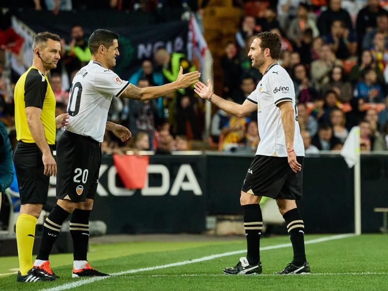 Los héroes del triplete del Valencia CF, reunidos en el césped de Mestalla