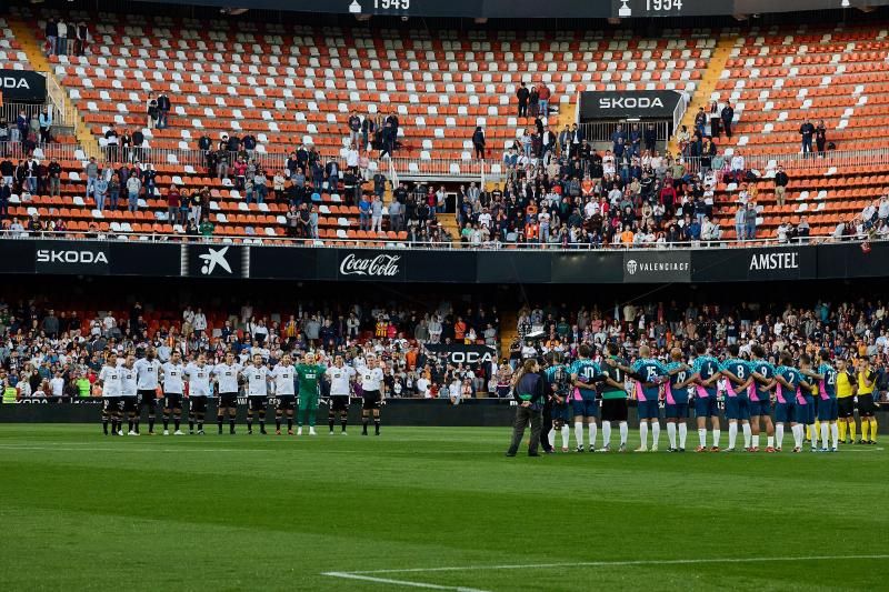 Los héroes del triplete del Valencia CF, reunidos en el césped de Mestalla