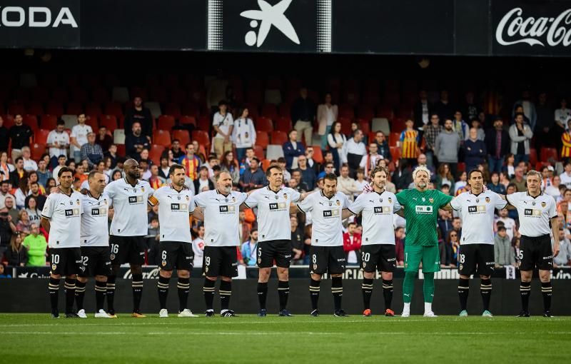 Los héroes del triplete del Valencia CF, reunidos en el césped de Mestalla