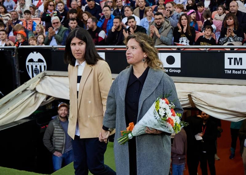 Los héroes del triplete del Valencia CF, reunidos en el césped de Mestalla