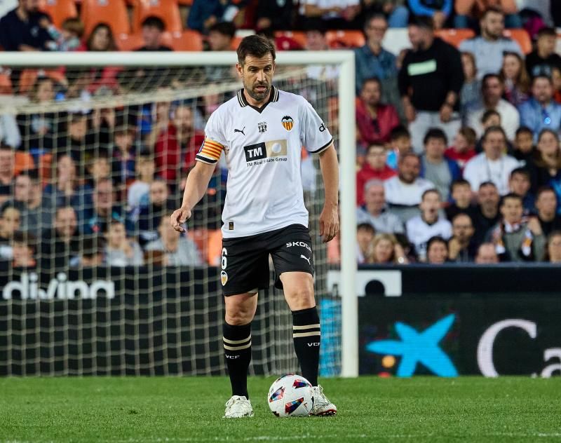 Los héroes del triplete del Valencia CF, reunidos en el césped de Mestalla