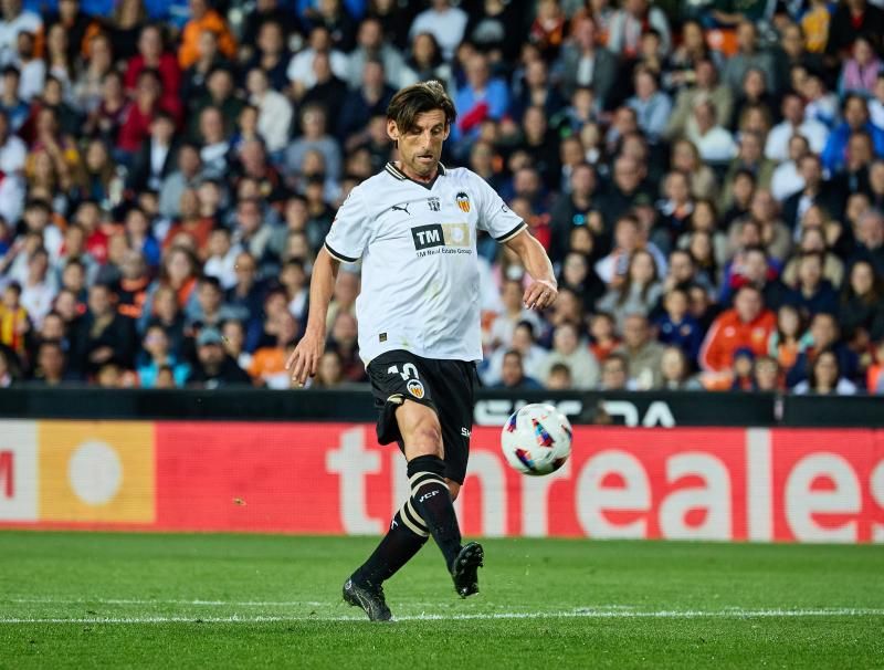 Los héroes del triplete del Valencia CF, reunidos en el césped de Mestalla