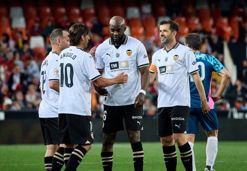 Los héroes del triplete del Valencia CF, reunidos en el césped de Mestalla