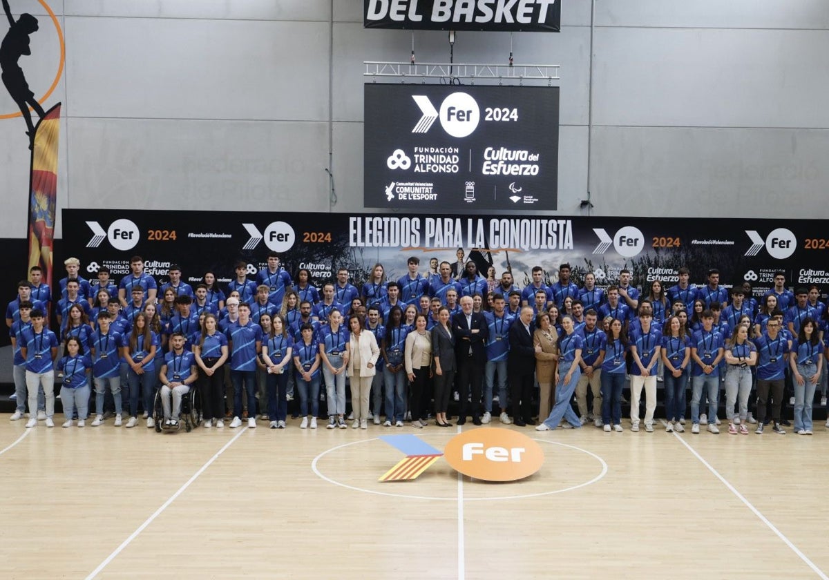 Los deportistas que integran el Proyecto FER de 2024 posan con el mecenas Juan Roig.