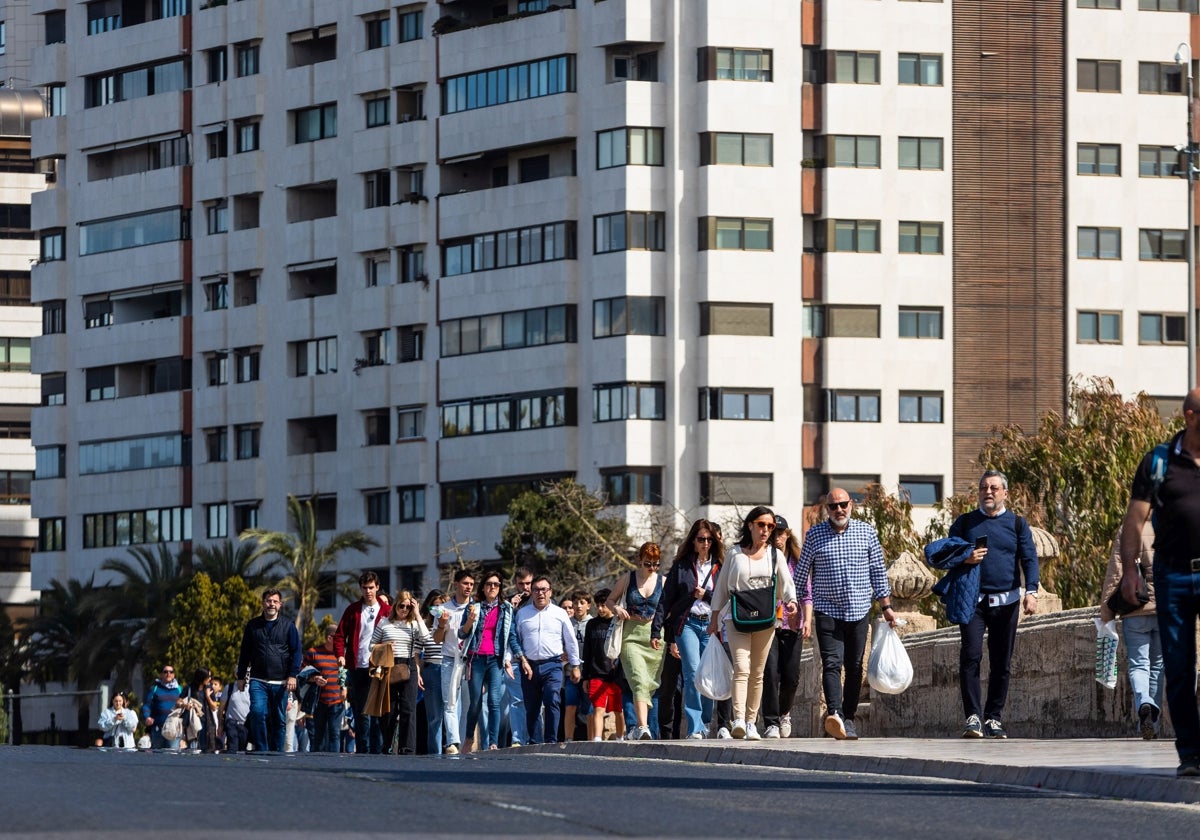La nueva renta valenciana de inclusión permitirá cobrar la ayuda aunque se trabaje
