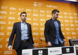 Enric Carbonell y Luis Arbalejo, con gesto serio, antes de la rueda de prensa.