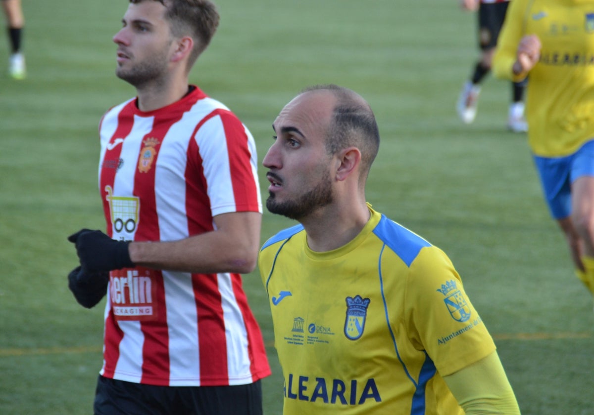 Panucci, delantero del CD Dénia durante un partido.