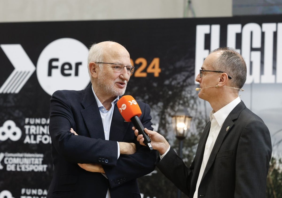 Imagen principal - Juan Roig en su intervención; a la derecha Almudena Muñoz y David Casinos, dos referentes del olimpismo valenciano; y los presidentes de los comités Paralímpico y Olímpico, Miguel Carballeda y Alejandro Blanco.