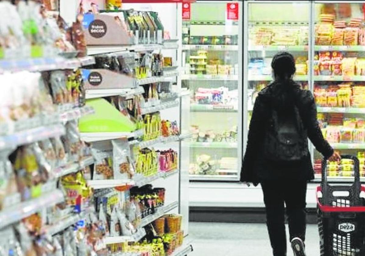 Una mujer compra en un supermercado, en una imagen de archivo.