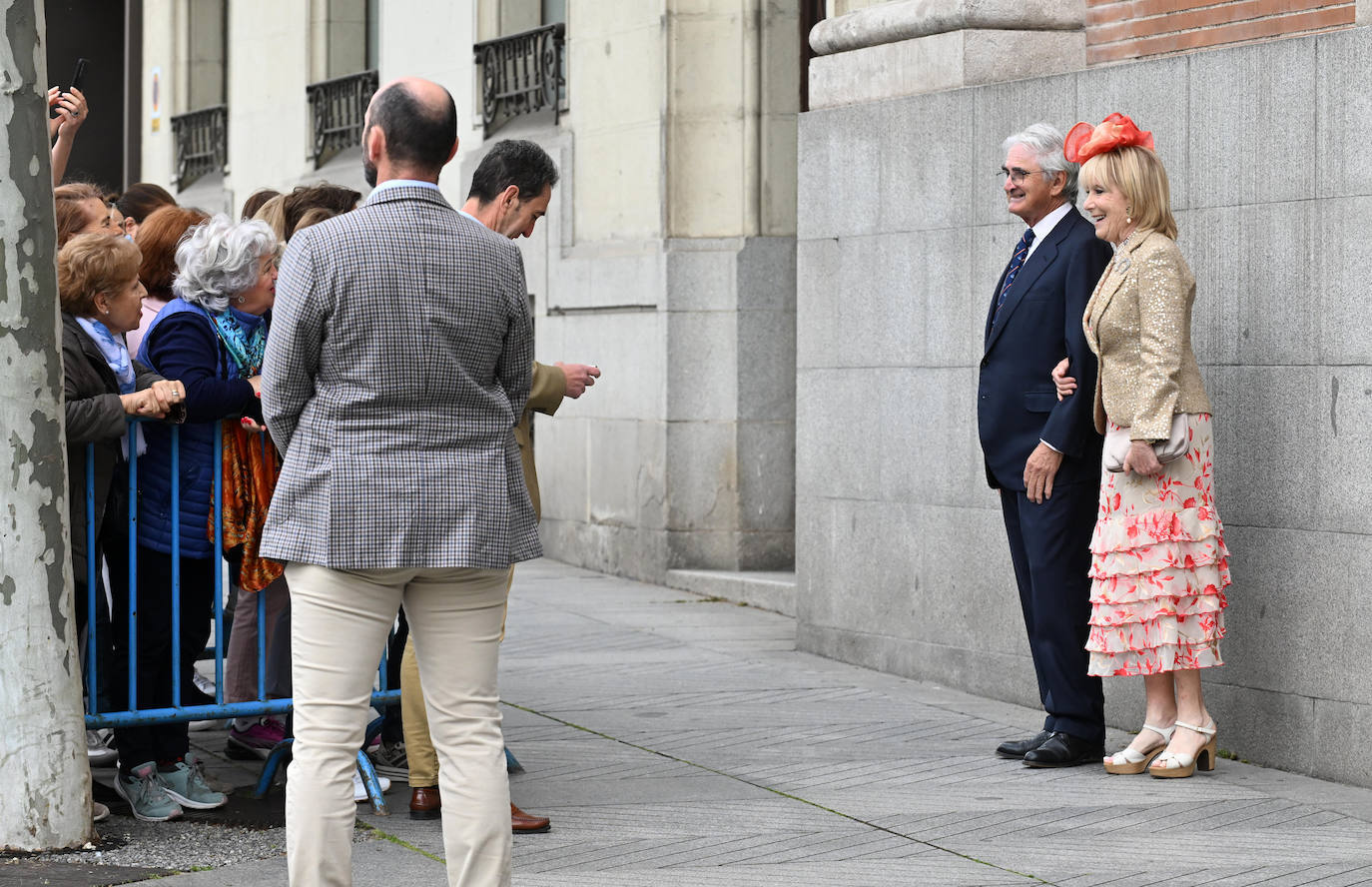 Las fotos de la boda de Almeida: los looks más atrevidos de los invitados