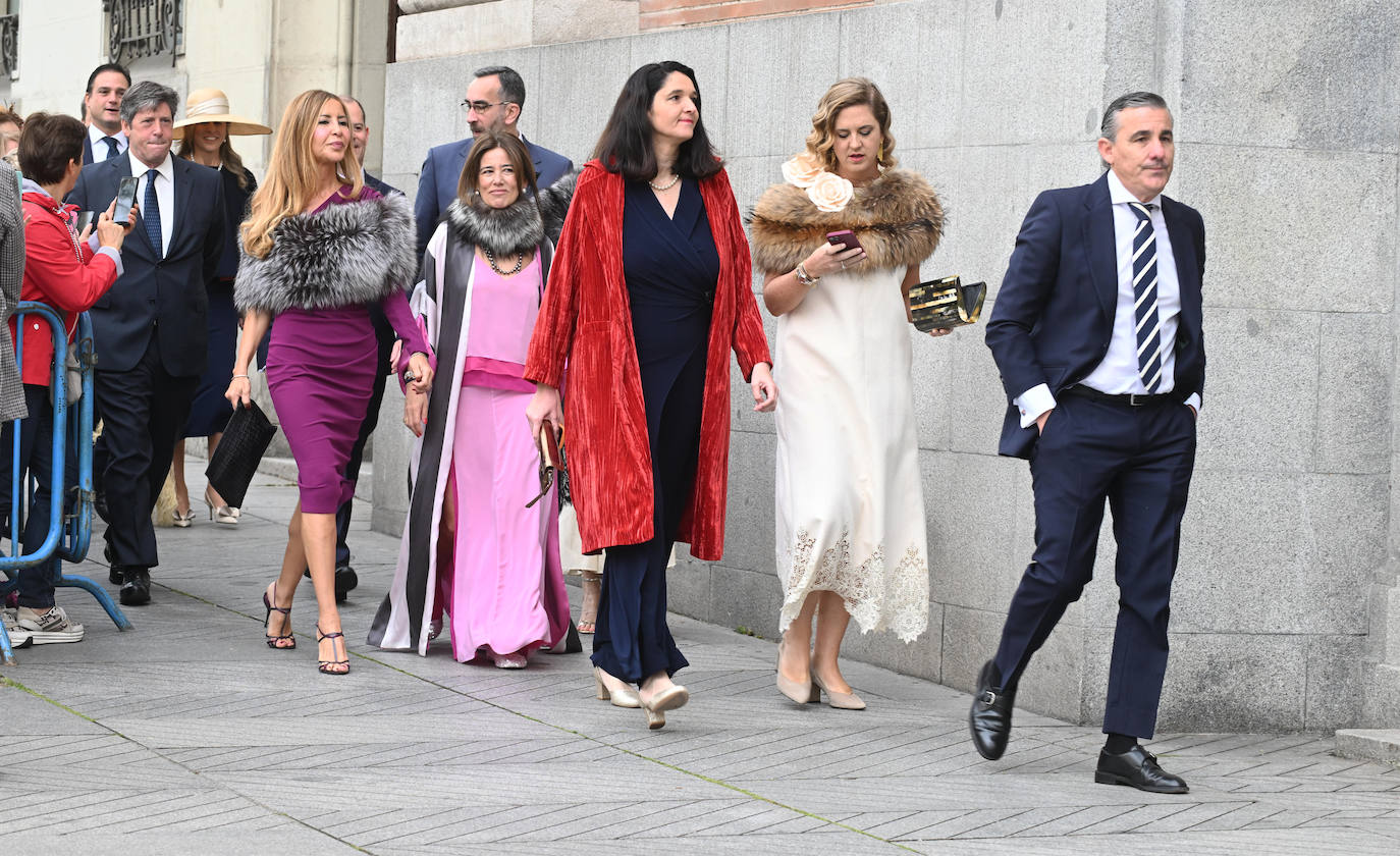 Las fotos de la boda de Almeida: los looks más atrevidos de los invitados