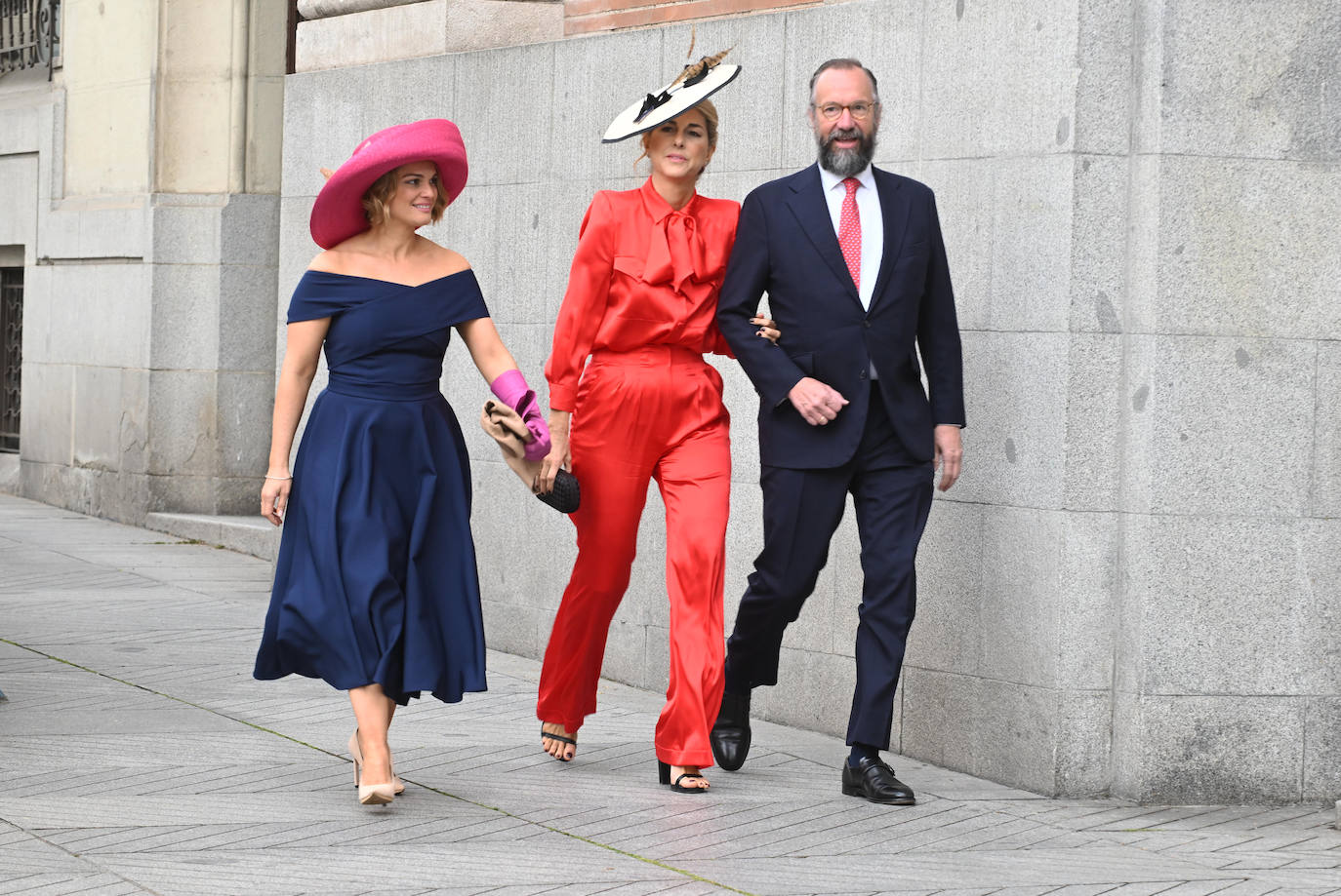 Las fotos de la boda de Almeida: los looks más atrevidos de los invitados