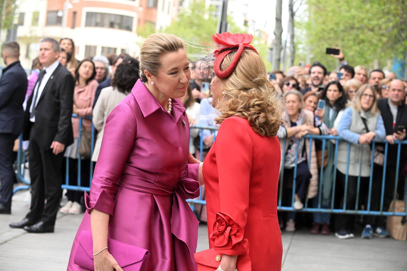 Las fotos de la boda de Almeida: los looks más atrevidos de los invitados