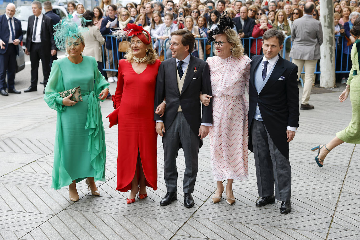 Las fotos de la boda de Almeida: los looks más atrevidos de los invitados