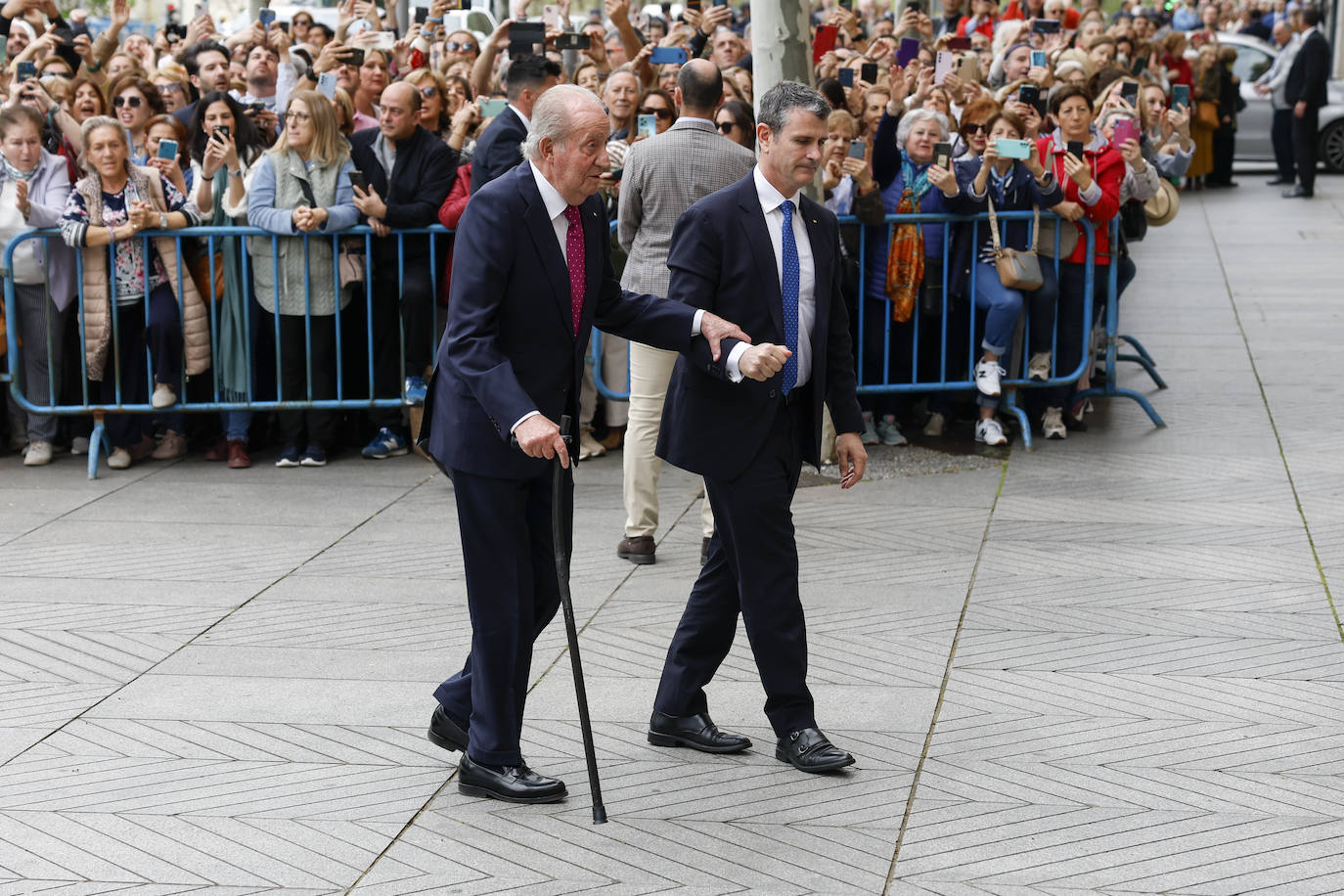 Las fotos de la boda de Almeida: los looks más atrevidos de los invitados