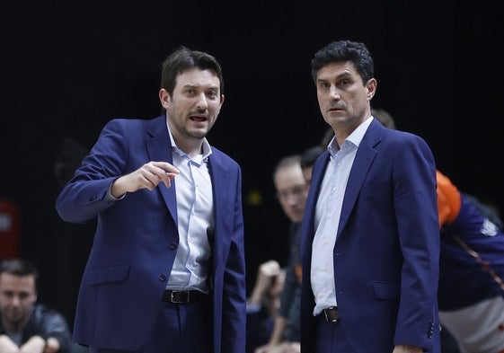 Xavi Albert conversa con Juan Maroto durante un partido en la Fonteta.