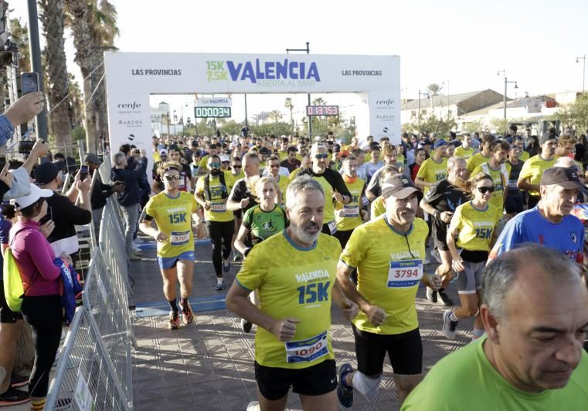 Corredores en el inicio de la 15K Valencia Abierta al Mar del año pasado.