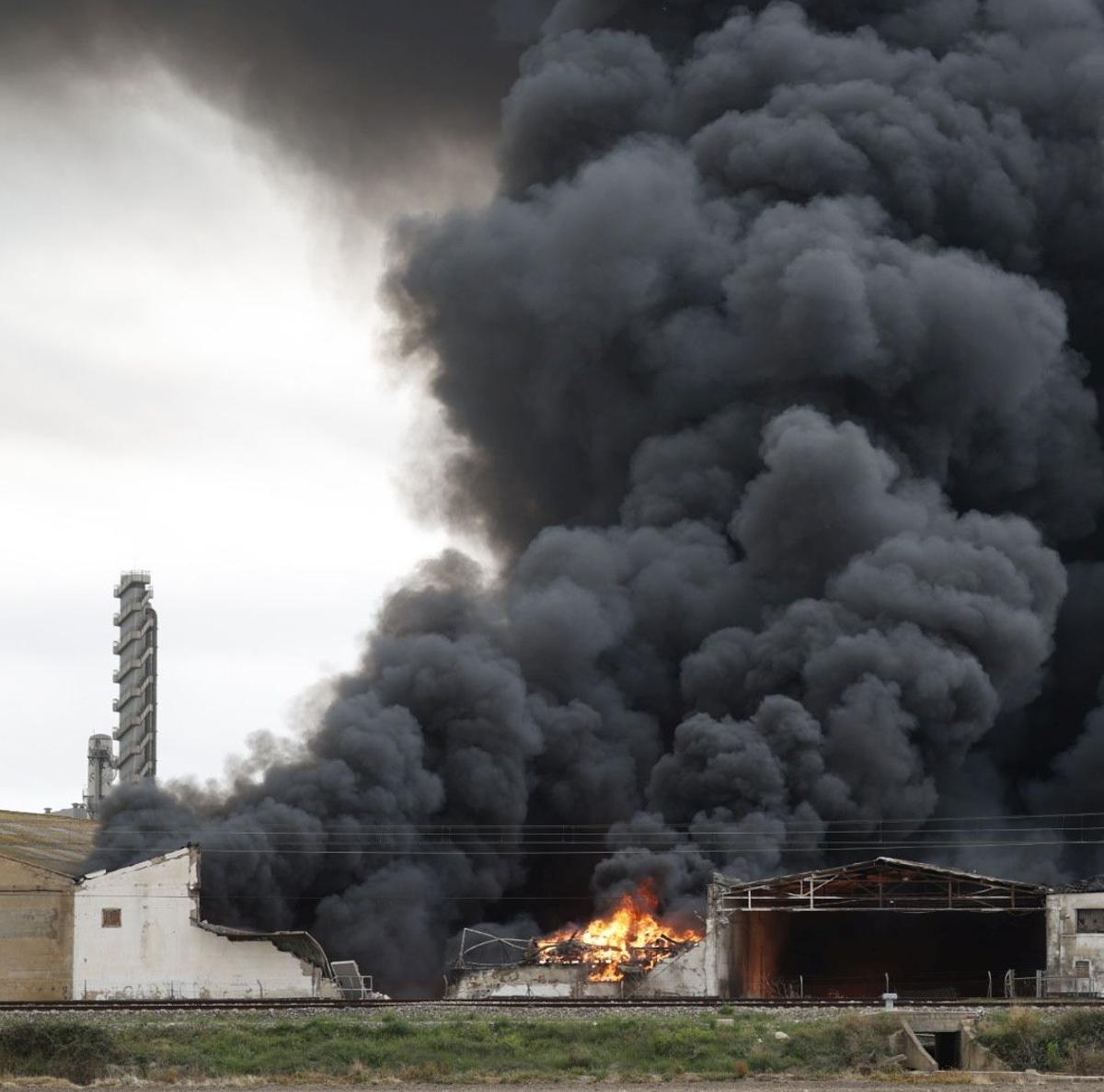 El fuego devora una fábrica de una conocida marca de electrodomécticos junto a la Albufera